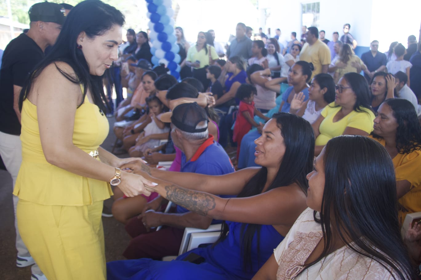 Com apoio de uma emenda do senador Bittar, Rosana Gomes entrega 31 novas residências a famílias do bairro Chico Paulo, no Quinari